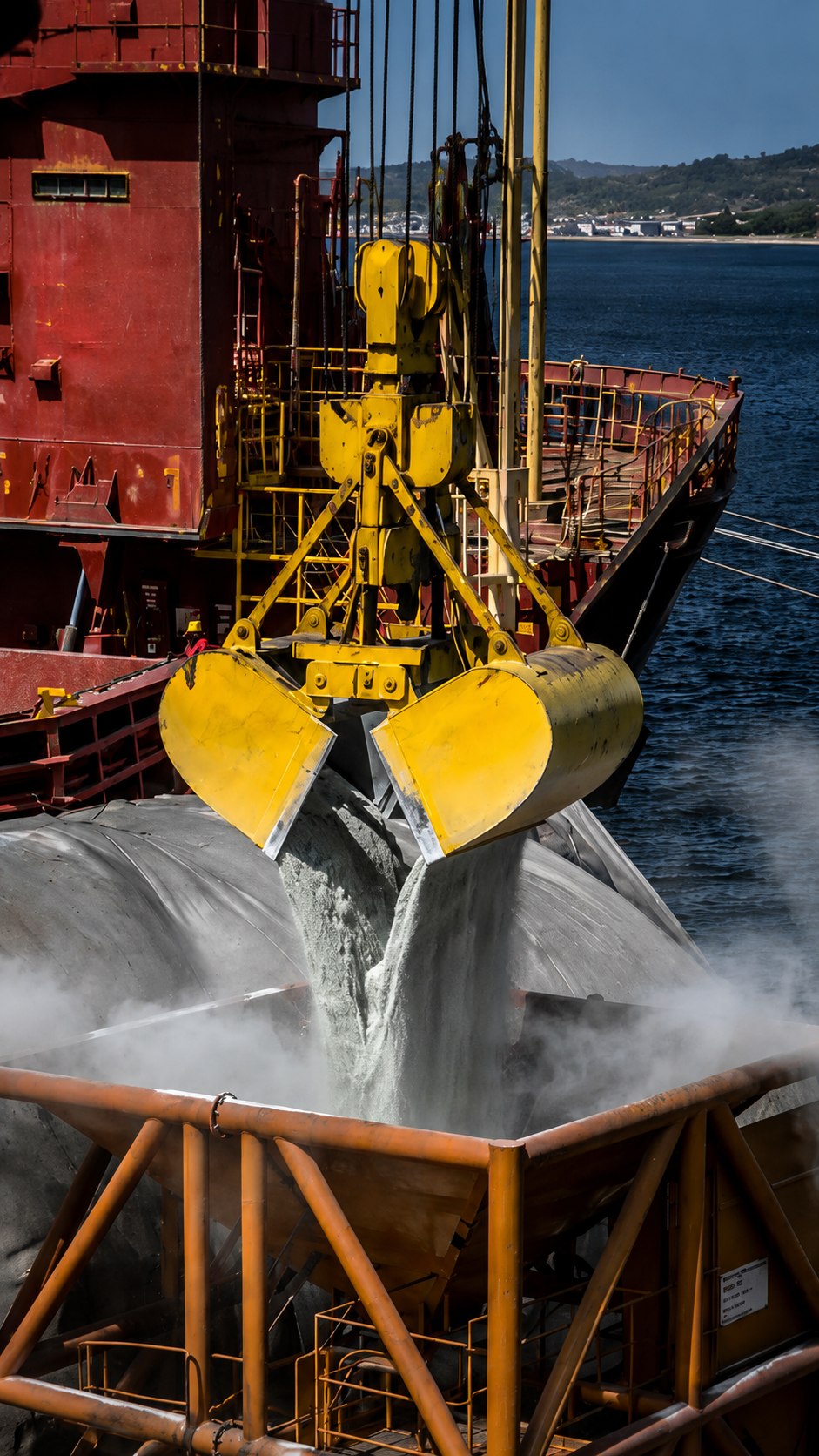 Navio graneleiro carregando fertilizantes no porto